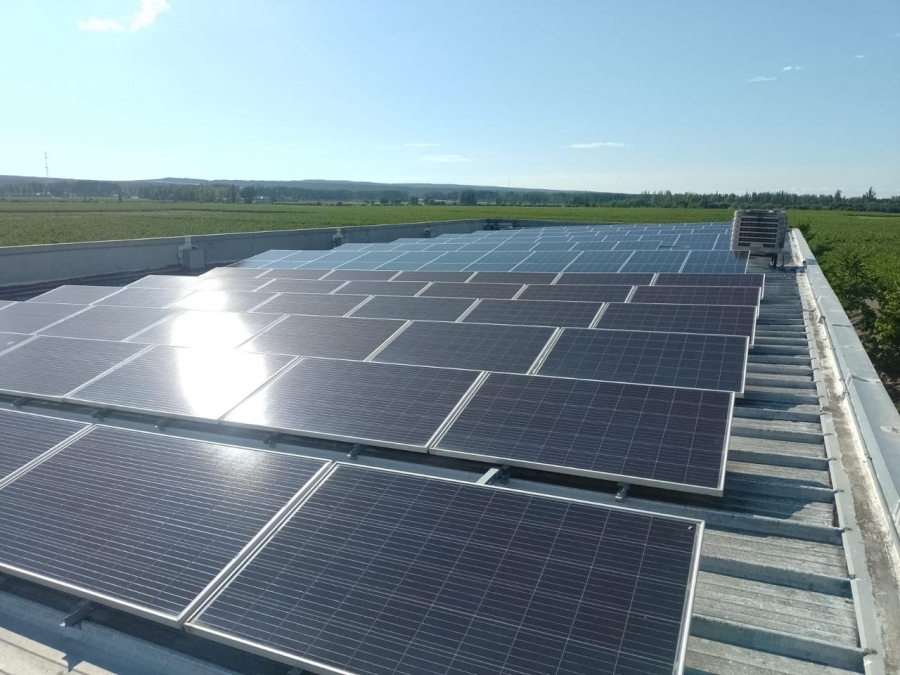 Perforación Cero: Cómo instalamos energía solar en Bodega A16 sin comprometer sus techos