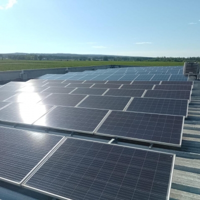 Perforación Cero: Cómo instalamos energía solar en Bodega A16 sin comprometer sus techos