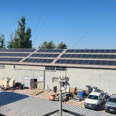 Dejá de pagar multas por exceso de potencia: Cómo el Peak Shaving blinda la rentabilidad de tu empresa